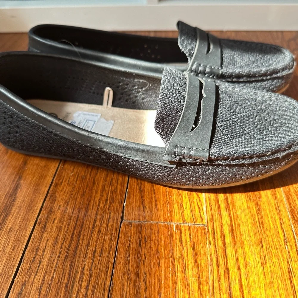 Daisy Fuentes Black Loafers with Textured Design